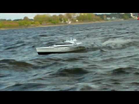 Proofed: The fast motoryacht BV110 cant capsize. Test on river Elbe, Hamburg