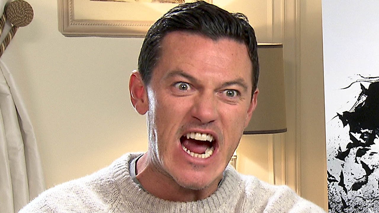 Luke Evans est DRACULA (et il a de vrais crocs de vampire...) YouTube
