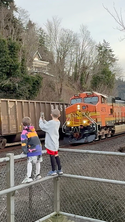 2 Trains MEET Right In Front Of The Boys! BNSF   CSX! #trainvideo #train #railfans #railroad #bnsf