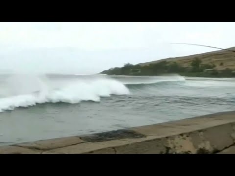 Hawaiians still under threat despite dodging worst of Hurricane Lane