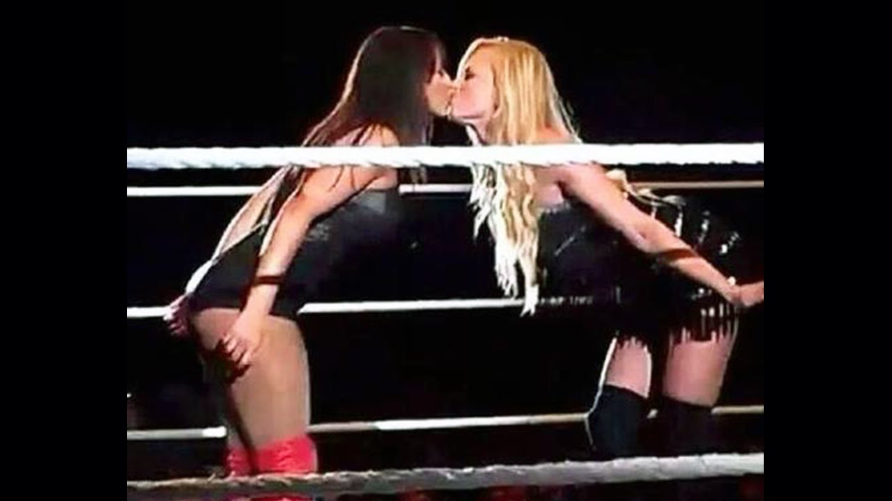 Layla & Summer Rae Kissing At WWE Live Event
