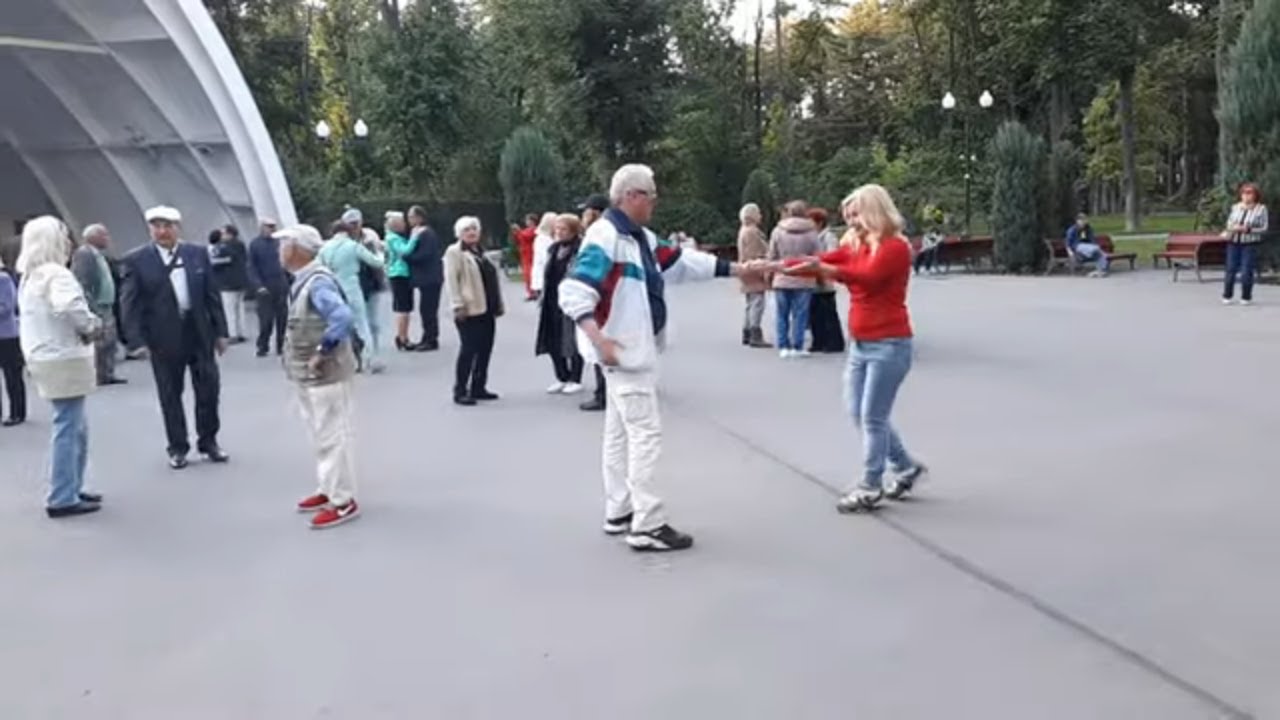 в парке. танцы в парке горького в харькове новое. танцы в харькове 2013 год в парке. весёлые танцы в парке горького!!! харьков март 2021. парк горького в харькове танцы ретро.