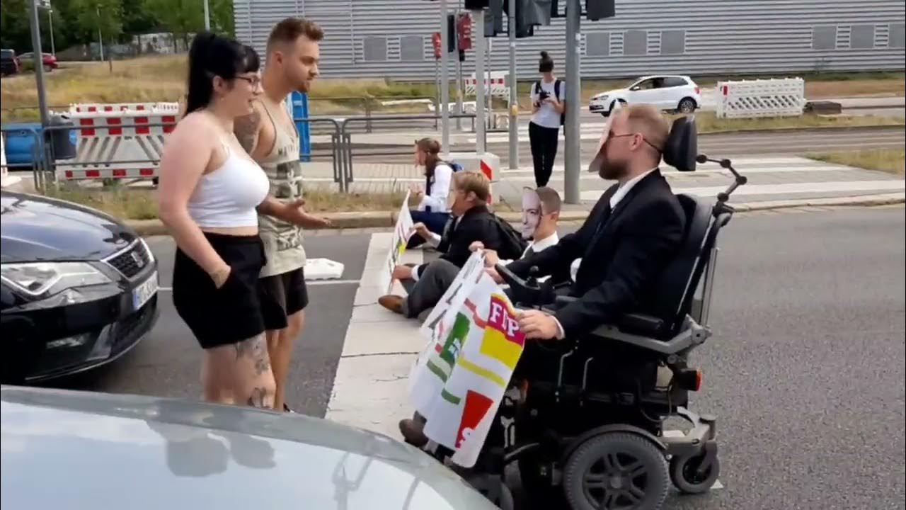 Autofahri beschimpft mobilitätseingeschränkten Aktivisti Letzte ...