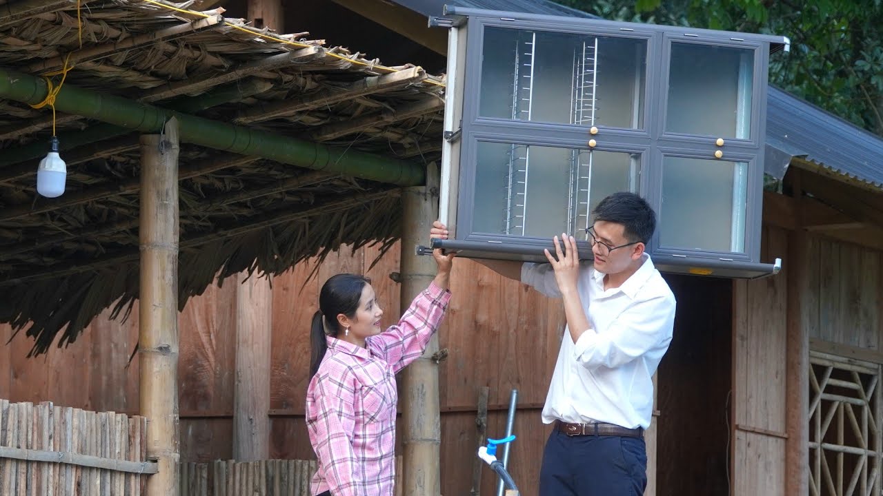 CEO Quang Mua gave Linda a kitchen cabinet to help her complete her kitchen.