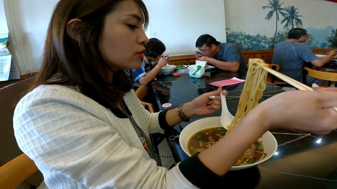 『J Y』台灣小吃美食系列之 有來高雄的朋友推薦你一定要來頂明路的大牛牛肉麵吃上一碗大碗的紅燒拉麵牛肉麵，J Y和J Y嫂百吃不膩。😋😅😂🤣🌤🍜🌶🥢👀😋😘👨‍👩‍👧‍👦🥰😎💪👍🇹🇼🇹🇼🇹🇼🇹🇼🇹🇼🇹🇼