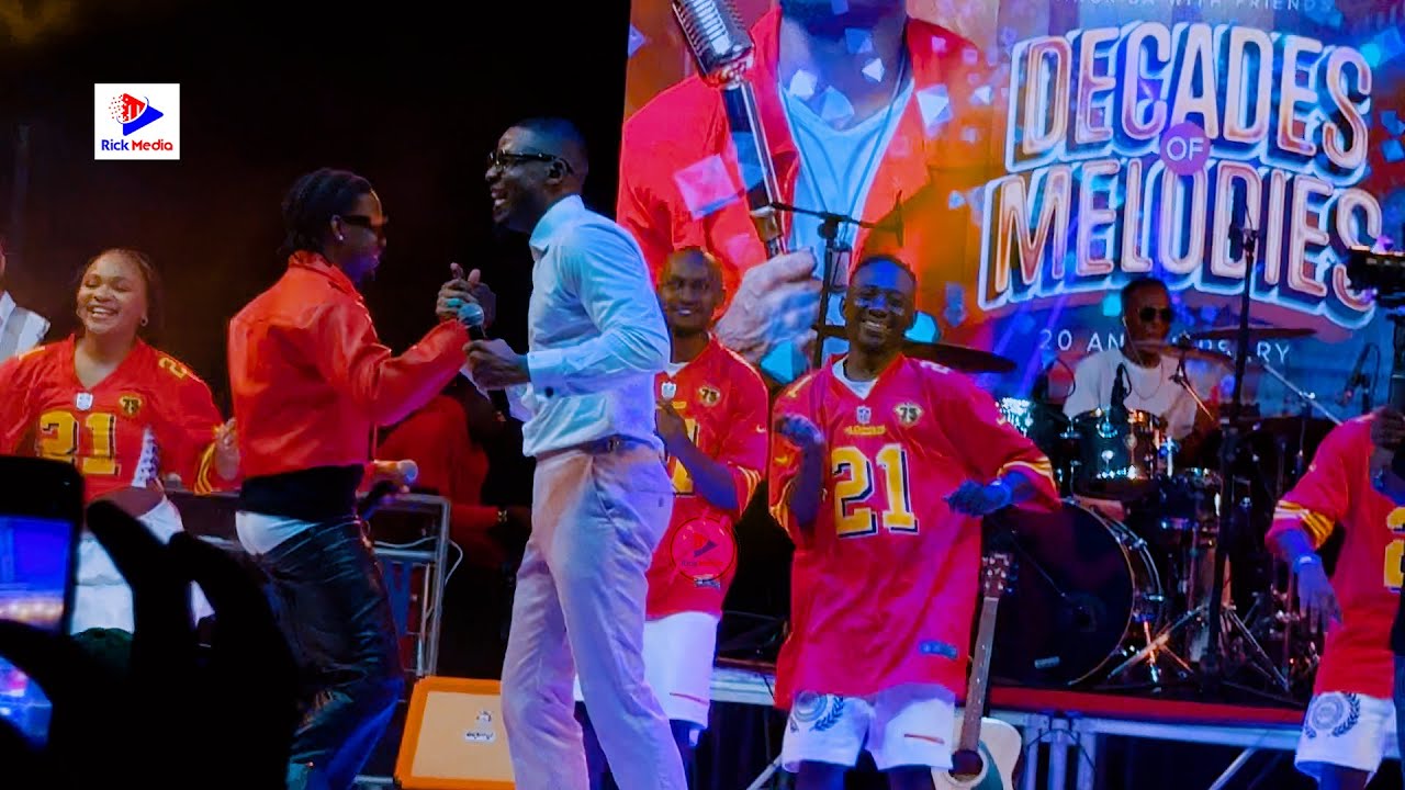 Part 2: ALIKIBA anamoyo wa DHAHABU/Angalia alivyompandisha MOCCO na kuimba naye Jukwaani