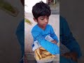 سموسے بیچنے والا خود دار بچہ عظیم ماں کا عظیم بیٹا والد فوت ہو گیا ، ماں ہارٹ کی مریضہ لیکن بیٹا باد