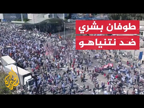 شاهد| آلاف المتظاهرين يغلقون مطار بن غورين لإعاقة سفر نتنياهو