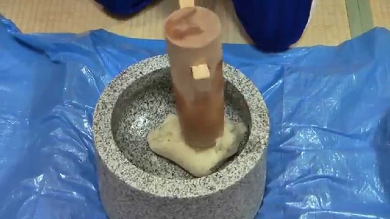 Pounding steamed rice cake alone 一人餅つき - YouTube