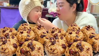 Dandan returned to his mother's family and made big steamed buns with red dates and flowers. They w