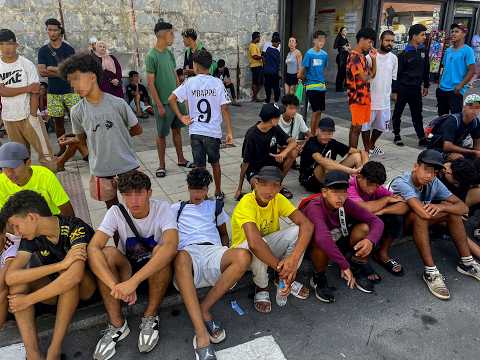 Decenas de menores inmigrantes generan el caos ante la Jefatura de Policía de Ceuta