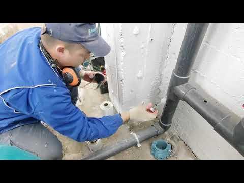 Как заклеить трещину в трубе ПВХ - YouTube