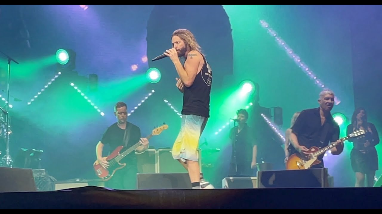 Somebody singing. Taylor Hawkins похороны. Тейлор Хоукинс похороны. Тейлор Хокинс похороны.