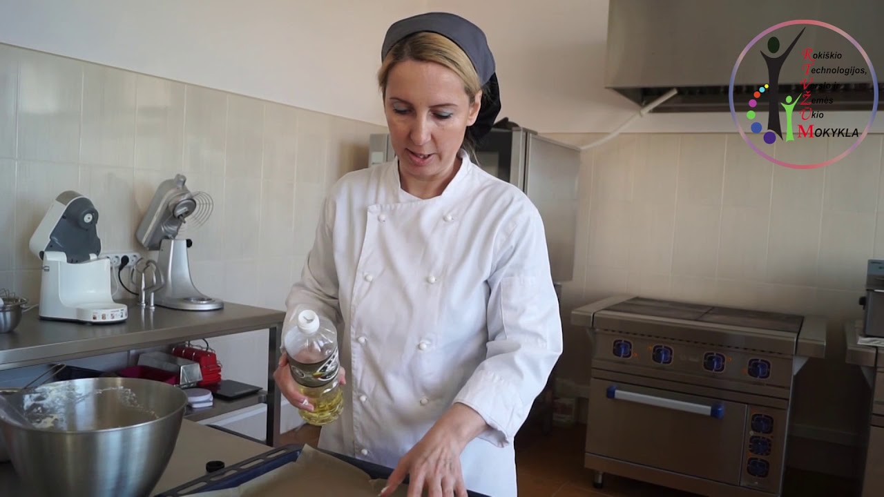 Biskvitinis vyniotinis su varškės kremu ir uogomis