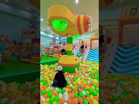 Banyak Bola Mandi di Taman Bermain Dalam Ruangan Anak-Anak