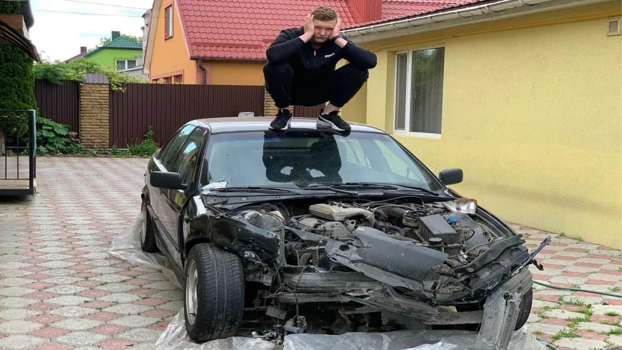 сломанный айфон. новый разбить. бмв м5 битая. бмв е36 в тотал разбитая.