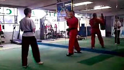 Gerardo Chavira patadas de frente