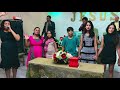 Liliane louvando no final do culto, duas almas pra Jesus.