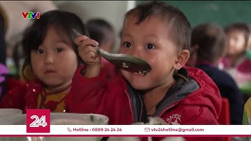 Thương trò ăn mèn mén chan nước, cô giáo nấu mì, cải thiện bữa ăn cho các con | VTV24