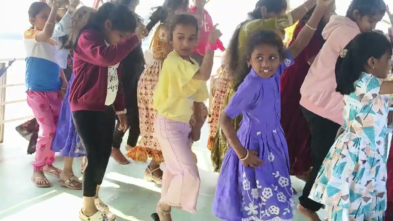 పాపికొండలు బోట్ జర్నీ లో చిన్నారుల  ఆనంద కేళి