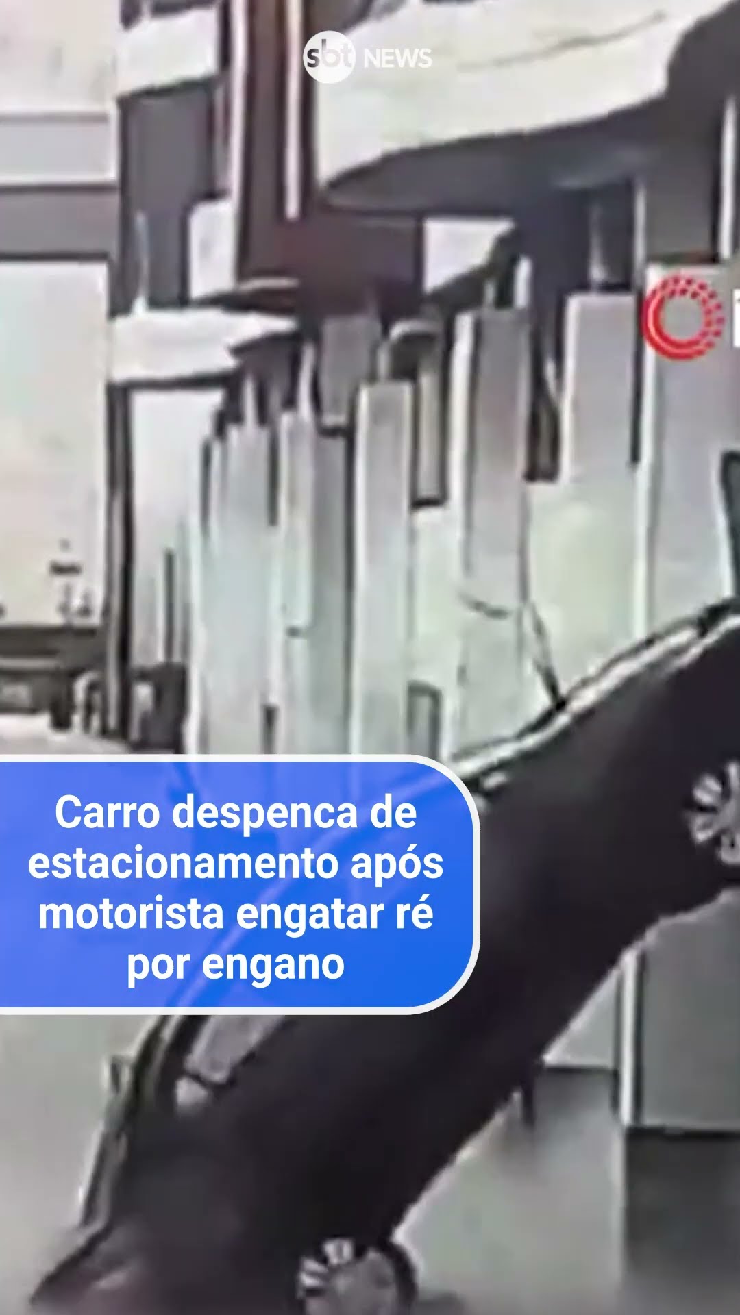 Carro despenca de estacionamento após motorista engatar ré por engano