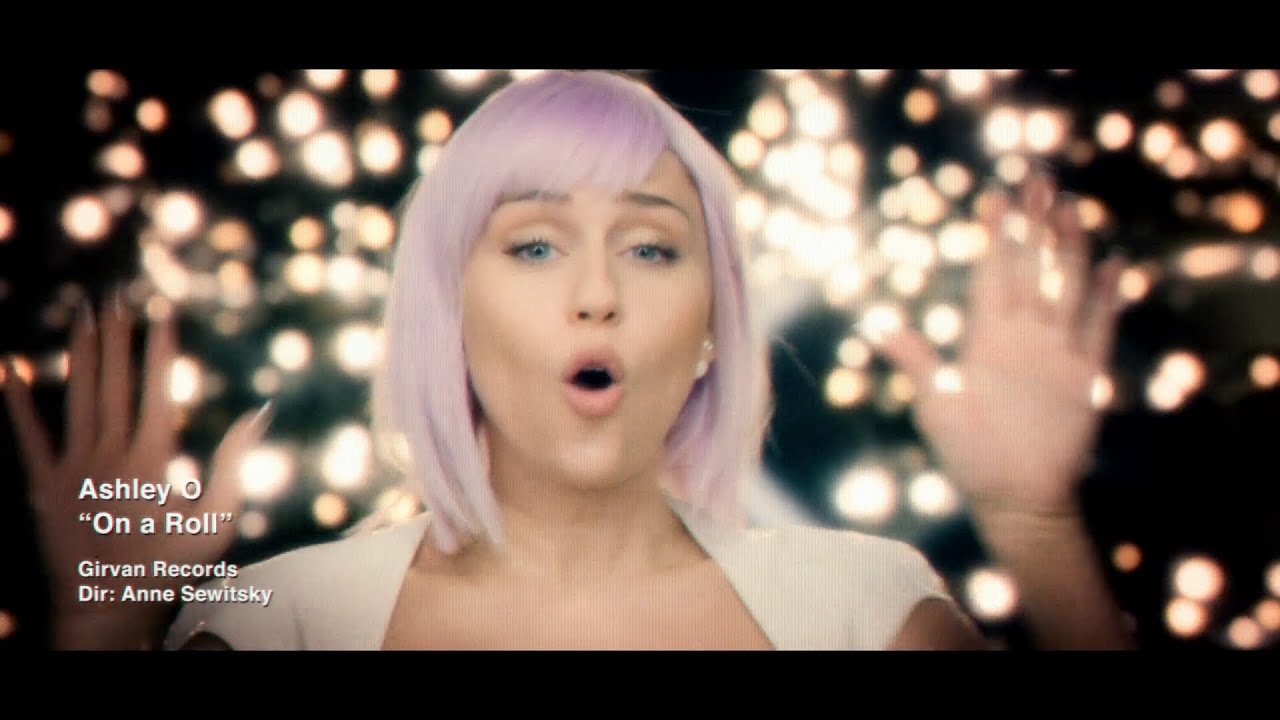 Miley Cyrus Performs 