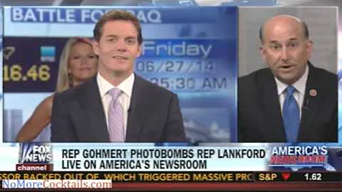 Martha McCallum photobombs Bill Hemmer while he in...