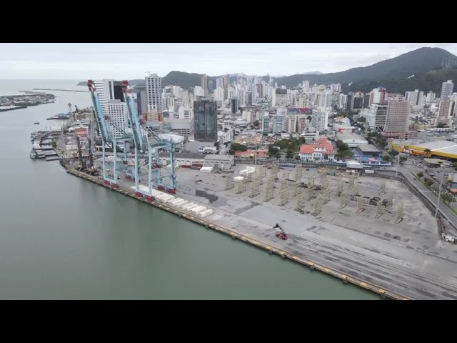 Porto de Itajaí, sem cargas, é um cenário de desolação