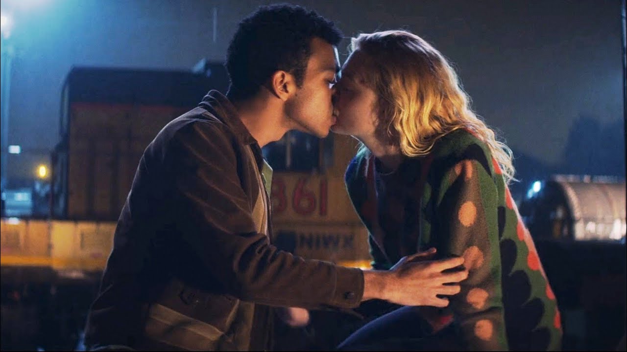 All the bright places — kiss scene —  (violet and finch) — (  elle fanning and justice smith ) kiss