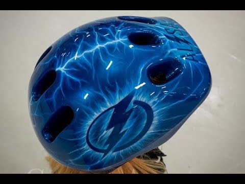 Airbrushing on helmet tutorial: how to create simple but impressive design.