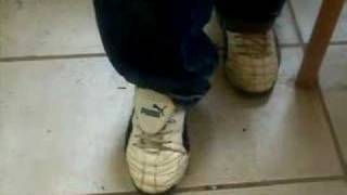 Skater drückt Kippe aus