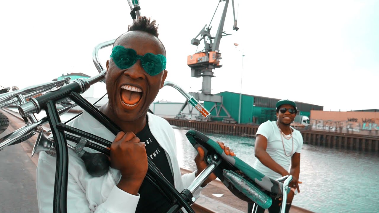 Obejrzyj Singing Gold Queen Bee - Official Video w YouTube Obejrzyj Singing Gold Queen Bee - Official Video w YouTube