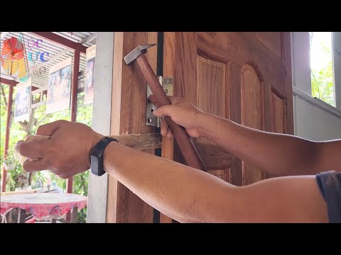 Video: Làm thế nào để chèn một cánh cửa nội thất bằng chính tay của bạn?