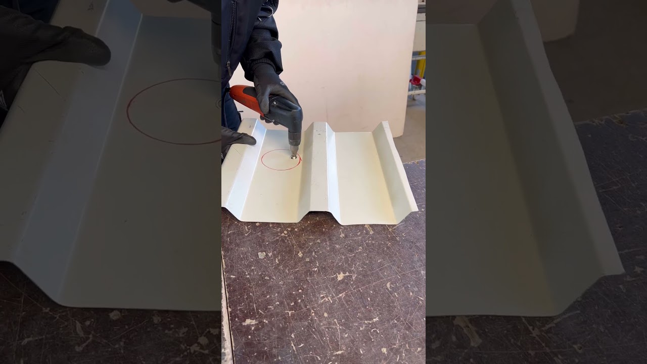 When screwdriver and nibbler build the perfect match on trapezoidal sheet metal