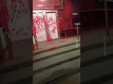 ناشطون في فنلندا يرشقون مبنى شركة بالطلاء الأحمر احتجاجاً على دعمها لإسرائيل