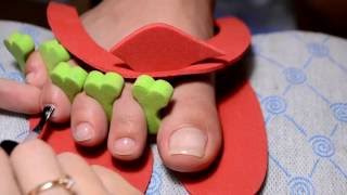 видео Как красиво накрасить ногти на ногах?
