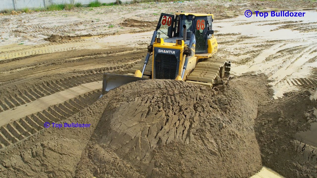 Power Operator Bulldozer SHANTUI Pushing sand and soil for Working Back fill