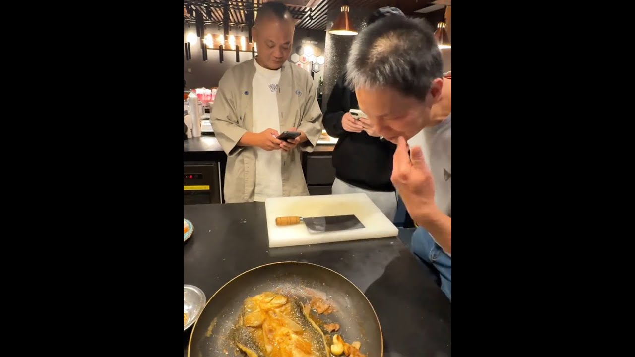 班主任生哥开讲——全体起立！ 粤菜江湖中一直有着“向群研发室”的神秘传说，里面由一群大内高手重兵看守着建国以来的广州粤菜秘笈，可谓是“向群体系”这艘航空母舰的核能发动机，