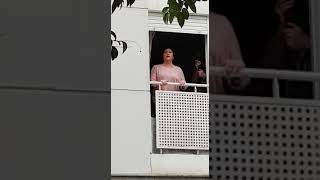 María del mar Barea le canta a sus vecinos una Saeta después de los aplausos miércoles santo 2020