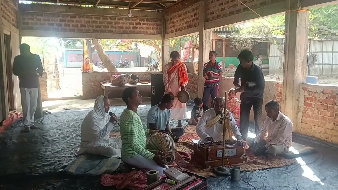 হরি হরয়ে নমঃ কৃষ্ণ যাদবাই নমঃ চাদু ভাই মাধবায় কেশবাই নমঃ গায়ক সুরেন্দ্র দাস বৈষ্ণব