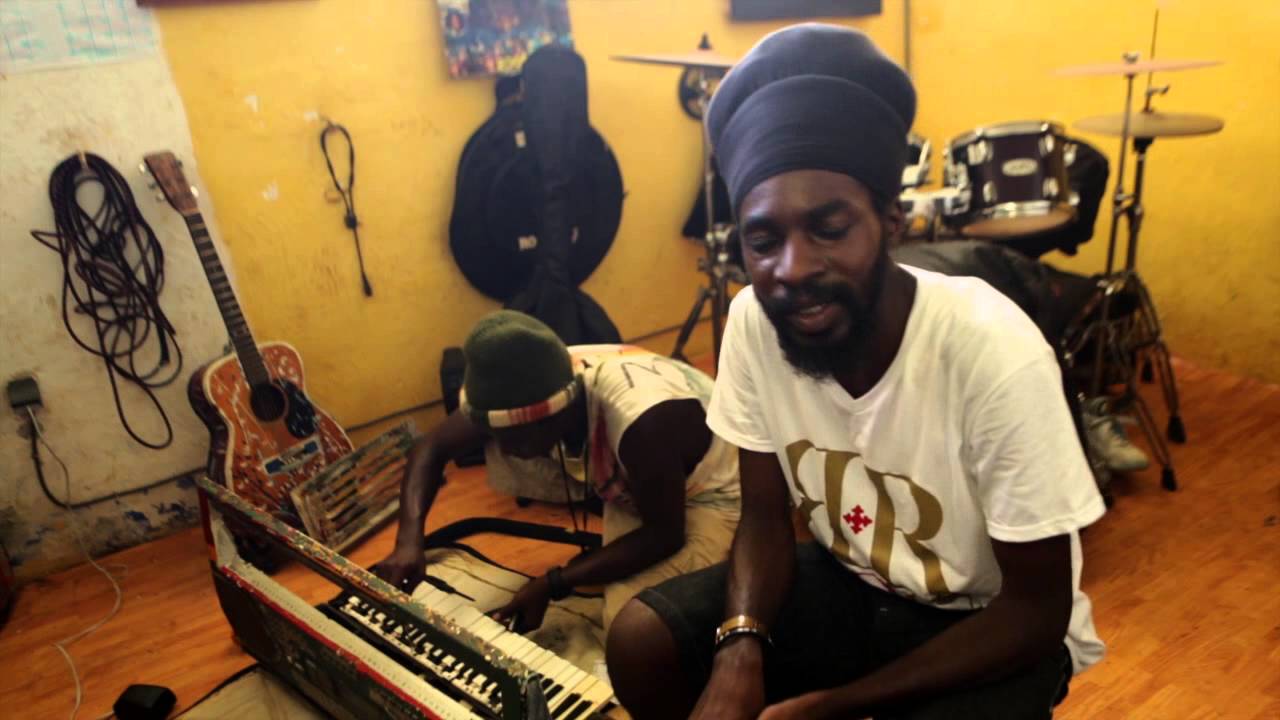 在 YouTube 上观看 Saah Karim - Bless I Soul - Official Music Video #SimpleRiddim