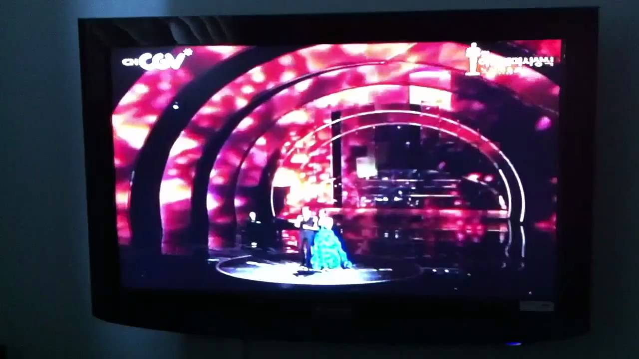 Oscars 2011 Zachary Levi And Mandy Moore Perform I See The Light