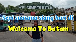 Sepi... Suasana siang hari di Welcome To Batam .