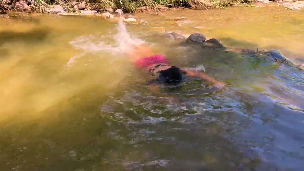 Anthony y Carmita cerca del rio con unos platanitos a su gusto