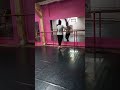 Les pas de bourrés piqués à la barre sur pointes.