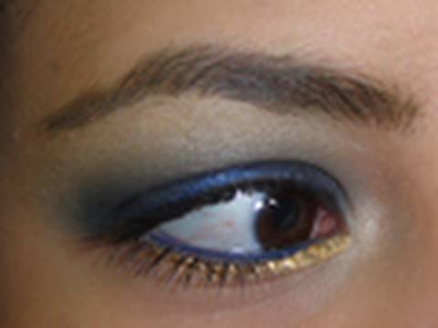 Look azul usando rímel que vibra