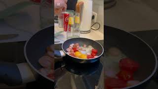 Готовлю омлет на завтрак 🍳 #kidscooking #kidsfun #kidsfunnyvideos