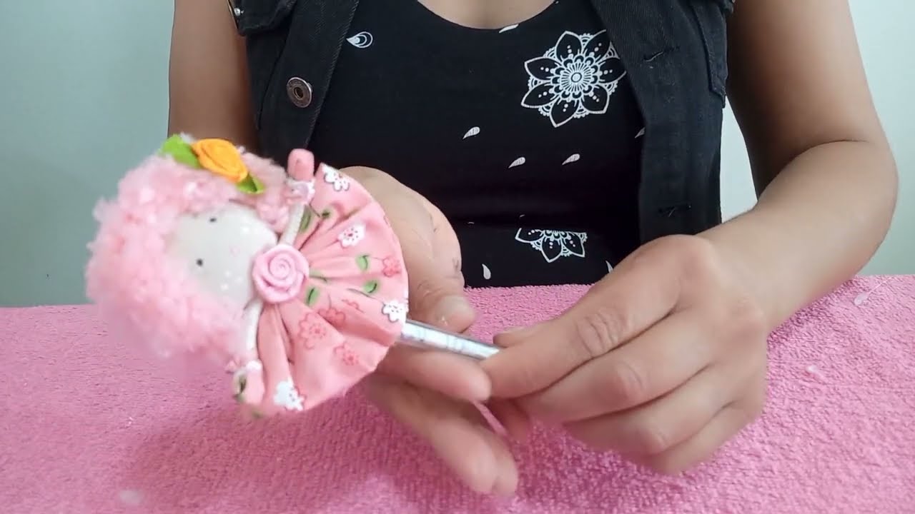 artesanato para ganhar dinheiro Lápis Decorado Com Boneca De Fuxicos usando tampa de caneta
