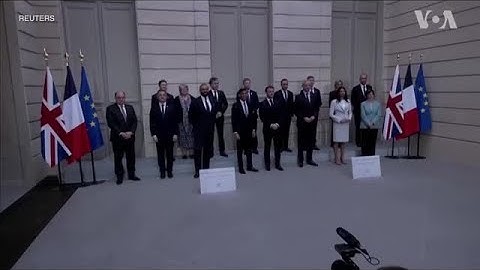 法英峰会在巴黎举行 两国代表团“全家福”合影