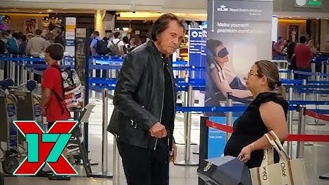 Engelbert Humperdinck Stands Tall Before Receiving Wheelchair Assistance At LAX